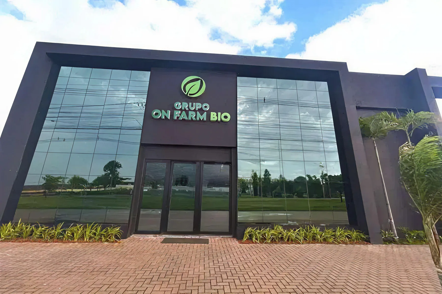 Fachada da sede do Grupo On Farm Bio em Sinop